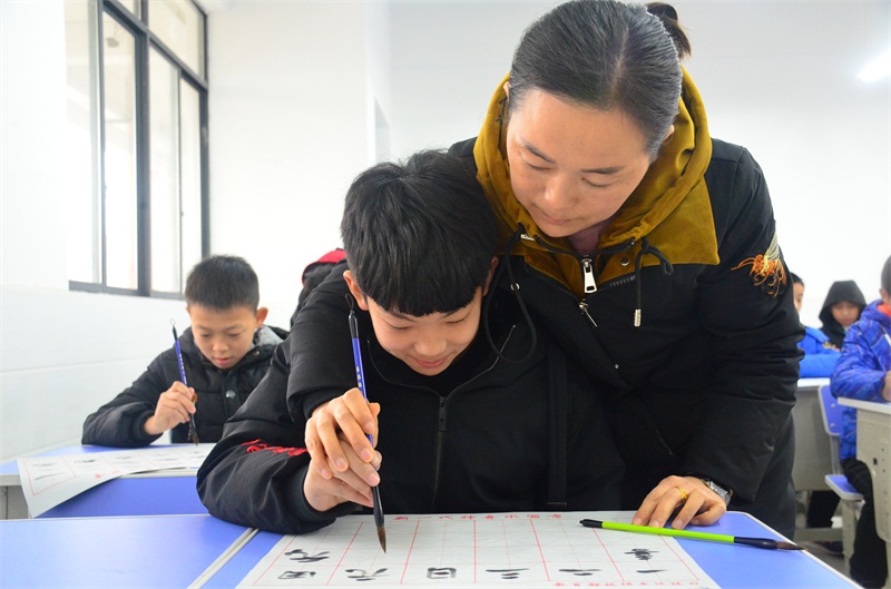 书法教师指导学生练习软笔.JPG